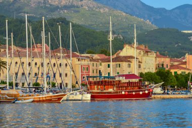 MAKARSKA, CROATIA - 16 Haziran 2019 'da Hırvatistan' ın Makarska kentinde denizden Makarska şehir merkezinin panoramik manzarası.