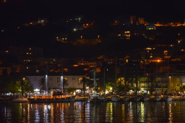 MAKARSKA, CROATIA - 16 Haziran 2019 'da Hırvatistan' ın Makarska kentinin deniz manzaralı panoramik gece manzarası.
