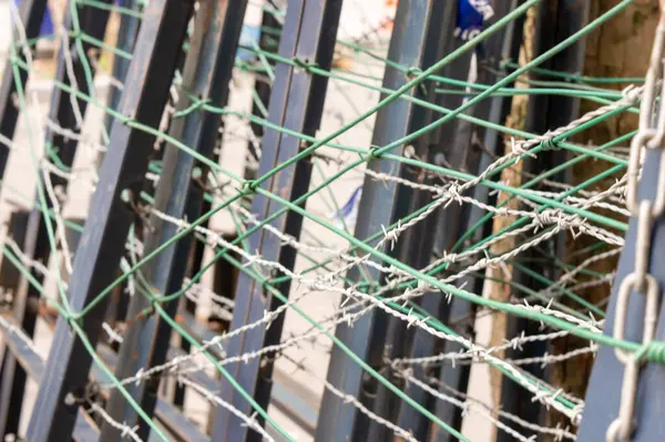 布鲁塞尔 比利时 2019年1月3日 2019年1月3日在布鲁塞尔欧盟委员会大楼附近的铁丝网围栏 — 图库照片