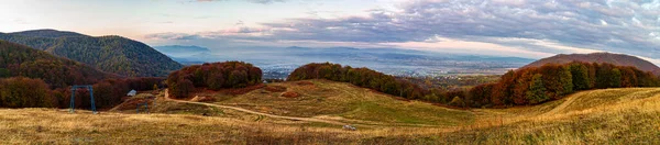 乌克兰喀尔巴阡山脉落日的雾村全景 横向室外射击 — 图库照片