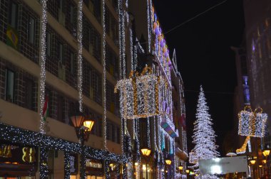 BUDAPEST, HUNGARY - 29 Aralık 2017: Budapeşte 'de gece caddesinde Noel süslemesi.