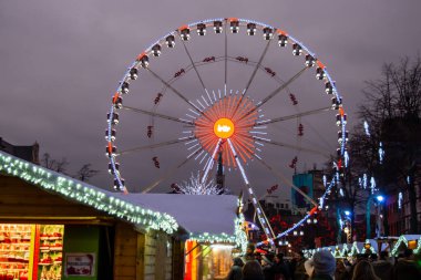 BRÜKSEL, BELGIUM - 29 Aralık 2018: Brüksel, Belçika 'da Noel Dönme Dolabının Gece Görüşü.