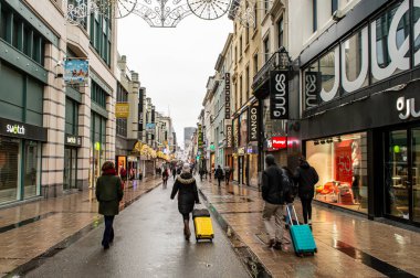 BRÜKSEL, BELGIUM - 1 Ocak 2019: 1 Ocak 2019 'da Brüksel' de yeni yıl sokaklarında yürümek. 