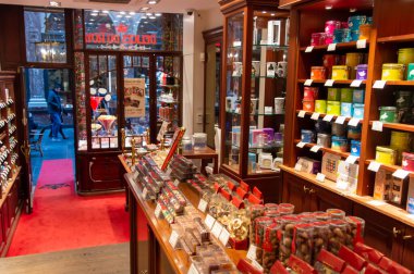 BRÜKSEL, BELGIUM - 1 Ocak 2019: Brüksel 'deki Galerie de la Reine' de çikolata dükkanı. 