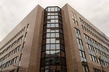 BRÜKSEL, BELGIUM - 3 HAZİRAN 2019: 3 Ocak 2019 'da Brüksel' in merkezinde modern bina.