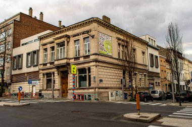 BRÜKSEL, BELGIUM - 3 Ocak 2019: 3 Ocak 2019 'da Brüksel' in Etterbeek ilçesinde yürüyen tipik Belçika evleri. 