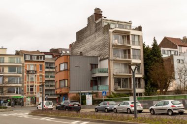 BRÜKSEL, BELGIUM - 3 Ocak 2019: 3 Ocak 2019 'da Brüksel' in Etterbeek ilçesinde yürüyen tipik Belçika evleri. 