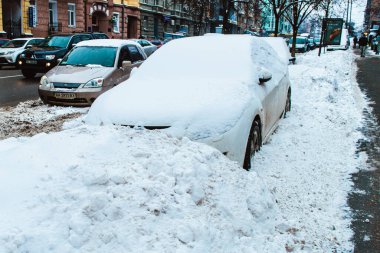 KYIV, UKRAINE - 28 Ocak 2019: 28 Ocak 2019 'da Ukrayna' nın Kyiv kentinde kar fırtınası sonrasında sokaklar ve arabalar. 