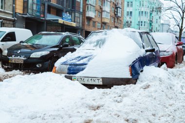 KYIV, UKRAINE - 28 Ocak 2019: 28 Ocak 2019 'da Ukrayna' nın Kyiv kentinde kar fırtınası sonrasında sokaklar ve arabalar. 