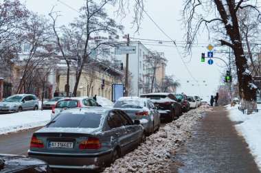 KYIV, UKRAINE - 28 Ocak 2019: 28 Ocak 2019 'da Ukrayna' nın Kyiv kentinde kar fırtınası sonrasında sokaklar ve arabalar. 
