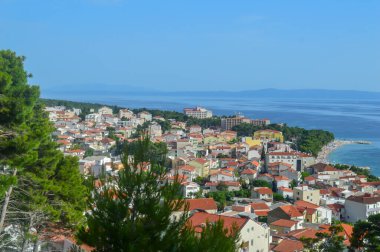Adriyatik Denizi kıyısı. Hırvatistan 'ın Dalmaçyalı Makarska Rivierası