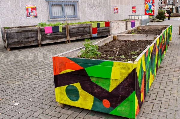 BRÜKSEL, BELGIUM - 3 HAZİRAN 2019: 3 Ocak 2019 'da Brüksel' in Etterbeek ilçesinde yürüyen renkli çiçek tarhı. 