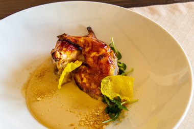 Peynirli tavuk ve cips.