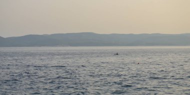 Hırvatistan 'ın Brela kentinde Adriyatik denizinde gün batımı 