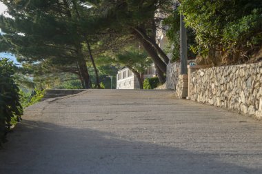 BRELA, CROATIA - 12 Haziran 2019 'da Hırvatistan' ın Makarska Riviera kenti Brela 'da Punta Rata plajı yakınlarında yürüyüş