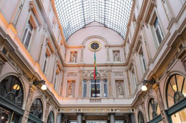 BRÜKSEL, BELGIUM - 1 Ocak 2019: Brüksel 'deki Galerie de la Reine' de Yürüyüş. 