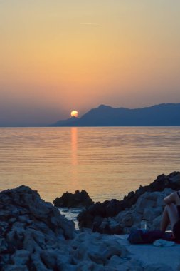Hırvatistan 'ın Makarska kentinde Adriyatik Denizi' nde gün batımı 