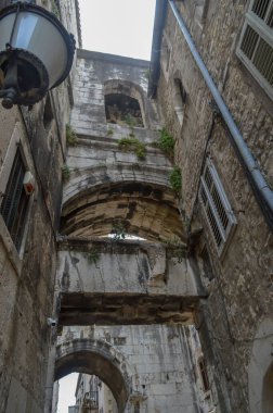 BÖLÜM, CROATIA - 15 Haziran 2019 'da Hırvatistan' ın Split kentinin dar sokakları.