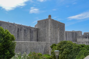 DUBROVNIK, CROATIA - 18 Haziran 2019 'da Dubrovnik şehrinin duvarlarında yürüyüş. 