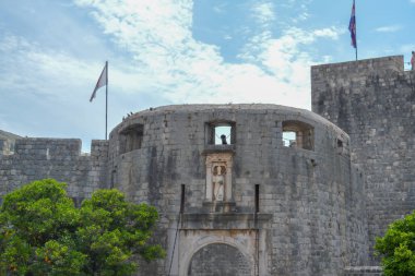 DUBROVNIK, CROATIA - 18 Haziran 2019 'da Dubrovnik şehrinin duvarlarında yürüyüş. 