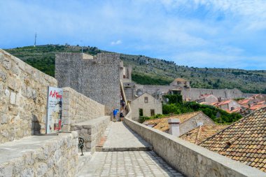 DUBROVNIK, CROATIA - 18 Haziran 2019 'da Dubrovnik şehrinin duvarlarında yürüyüş. 