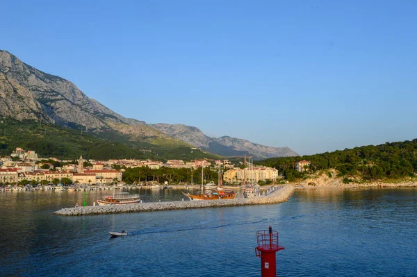 MAKARSKA, CROATIA - 11 Haziran 2019 'da Makarska, Dalmaçya, Hırvatistan' daki Makarska şehir merkezinin deniz manzarası. 