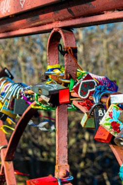 KYIV, UKRAINE - 12 Ocak 2020: Parkovy Köprüsü Paton tarafından 12 Ocak 2020 tarihinde Ukrayna 'nın başkenti Kyiv' de tasarlanan birçok aşk kilitleri. 