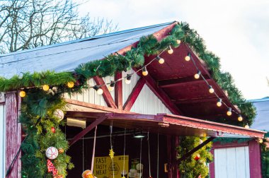 KYIV, UKRAINE - 12 Ocak 2020: Ukrayna 'nın Kyiv kentindeki Halkın Dostluk Kemeri Anıtı yakınlarında Noel panayırı. 