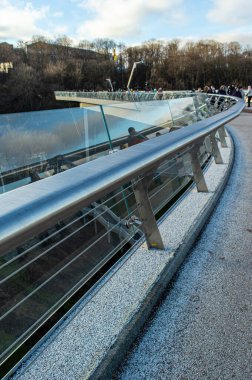 KYIV, UKRAINE - 12 Ocak 2020: Ukrayna 'nın Kyiv kentindeki Halkın Dostluk Kemeri yakınlarında yaya ve bisiklet köprüsü