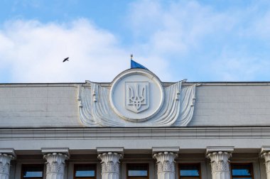 KYIV, UKRAINE - 12 Ocak 2020: Ukrayna 'nın Kyiv kentindeki Mariinsky parkında Hruşevsky caddesindeki Verkhovna Rada binası (parlamento binası). 