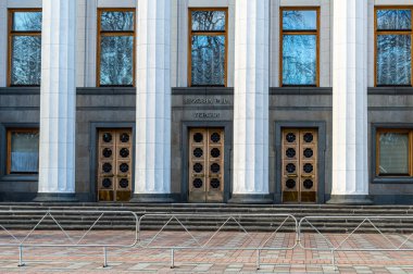 KYIV, UKRAINE - 12 Ocak 2020: Ukrayna 'nın Kyiv kentindeki Mariinsky parkında Hruşevsky caddesindeki Verkhovna Rada binası (parlamento binası). 