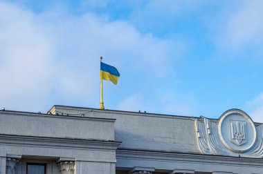 KYIV, UKRAINE - 12 Ocak 2020 'de Ukrayna' nın başkenti Kyiv 'deki Mariinsky Park' taki Hruşevsky Caddesi 'ndeki Verkhovna Rada binasının (parlamento binasının) tepesindeki bayrak. 