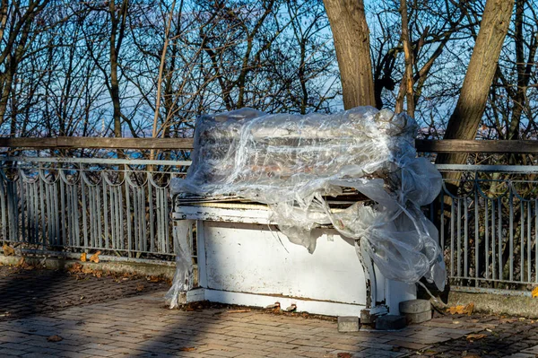 KYIV, UKRAINE - 12 Ocak 2020 'de Ukrayna' nın başkenti Kyiv 'deki Mariinski Park' ta terk edilmiş piyano. 