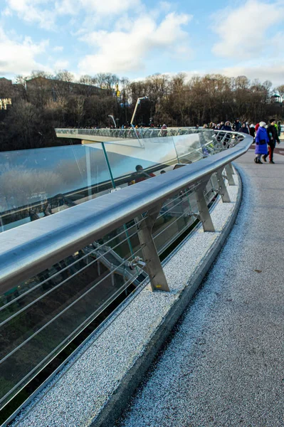 Kyiv Ukraine January 2020 Pedestrian Bicycle Bridge People Friendship Arch — Stock Photo, Image