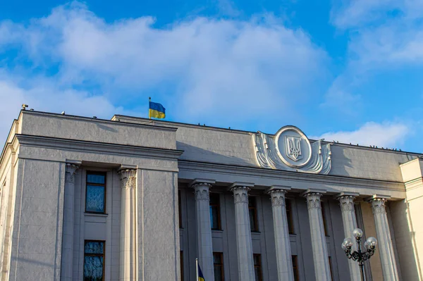 KYIV, UKRAINE - 12 Ocak 2020: Ukrayna 'nın Kyiv kentindeki Mariinsky parkında Hruşevsky caddesindeki Verkhovna Rada binası (parlamento binası). 