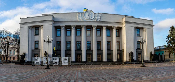 KYIV, UKRAINE - 12 Ocak 2020: Ukrayna 'nın Kyiv kentindeki Mariinsky parkında Hruşevsky caddesindeki Verkhovna Rada binası (parlamento binası). 