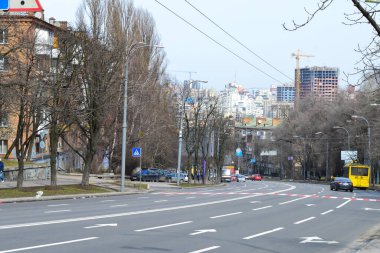 KYIV, UKRAINE - 1 Nisan 2018 'de Ukrayna' nın Kyiv kentinde Pazar günü boş cadde. 