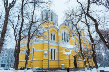 KYIV, UKRAINE - 28 Ocak 2019: Ukrayna 'nın başkenti Kyiv' de bulutlu bir kış gününde St Volodymyr Katedrali. 