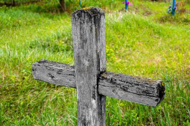 Mezarlıkta eski ahşap haç