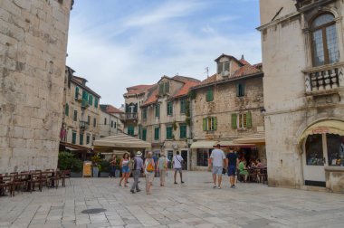 BÖLÜM, CROATIA - 15 Haziran 2019 'da Hırvatistan' ın Split kentindeki eski bir kentte yürüyüş.