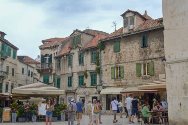 BÖLÜM, CROATIA - 15 Haziran 2019 'da Hırvatistan' ın Split kentindeki eski bir kentte yürüyüş.