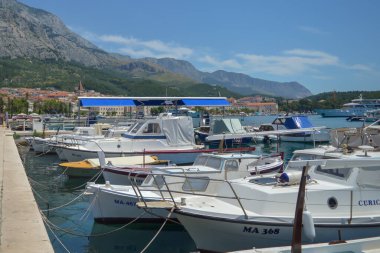 MAKARSKA, CROATIA - 21 Haziran 2019 'da Hırvatistan' ın Makarska kentinde balıkçı tekneleri.