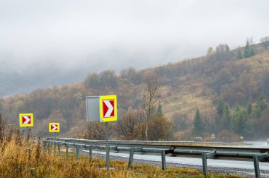 Sonbaharın sonlarında, Ukrayna 'da Karpatlar' daki otoyolda yol işaretleri. 