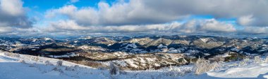 Zakhar Berkut Dağı 'ndan panoramik manzara, Karpat Dağları, Ukrayna. Yatay açık hava çekimi