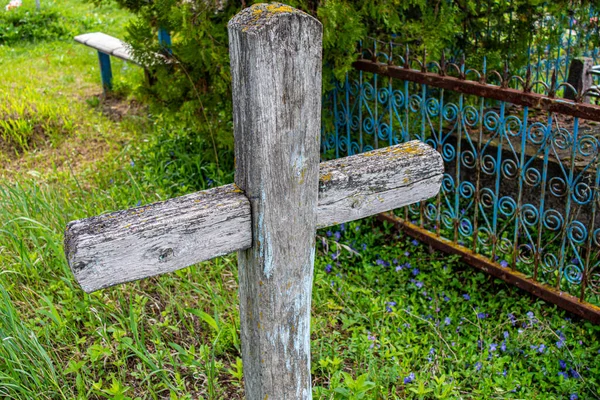 Mezarlıkta Eski Ahşap Haç — Stok fotoğraf