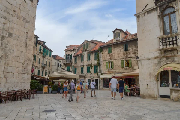 BÖLÜM, CROATIA - 15 Haziran 2019 'da Hırvatistan' ın Split kentindeki eski bir kentte yürüyüş.