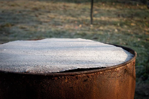 花园里被霜冻覆盖的铁锈桶 — 图库照片