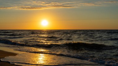 Sahilde altın gün doğumu