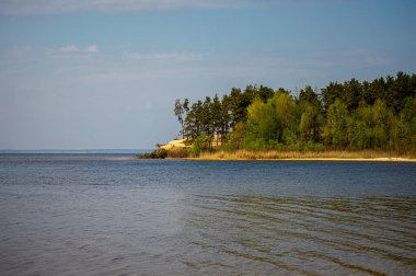 Kyiv Denizi 'ndeki ilkbahar manzarası