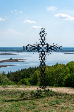 VYTACHIV, UKRAINE - 3 Mayıs 2020 Ukrayna 'nın Vytachiv kentindeki ahşap kiliseye yakın İsa.